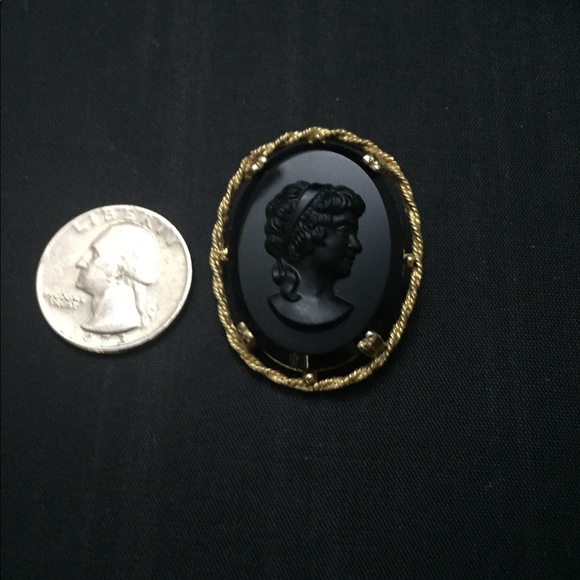 Vintage Cameo Brooch - Picture 4 of 5